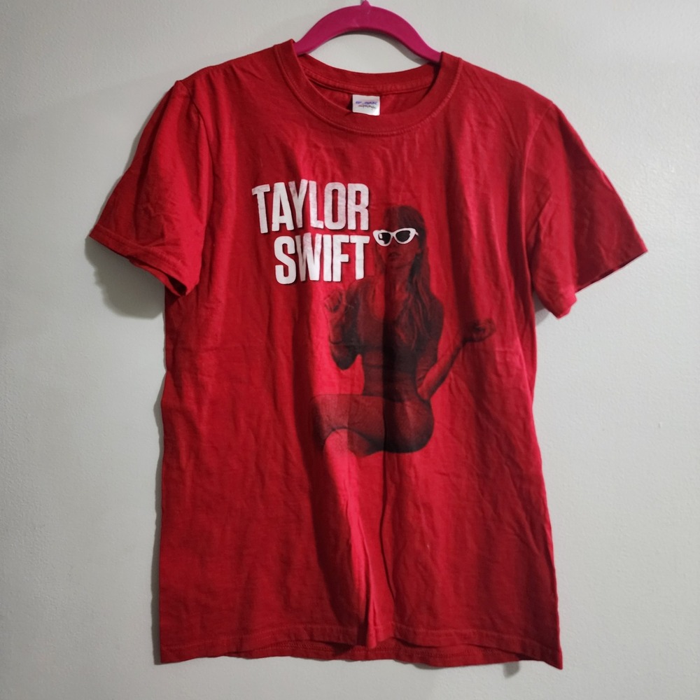 Taylor Swift Red Graphic T-Shirt‎ Gildan Softstyle Small White Sunglasses NWOT